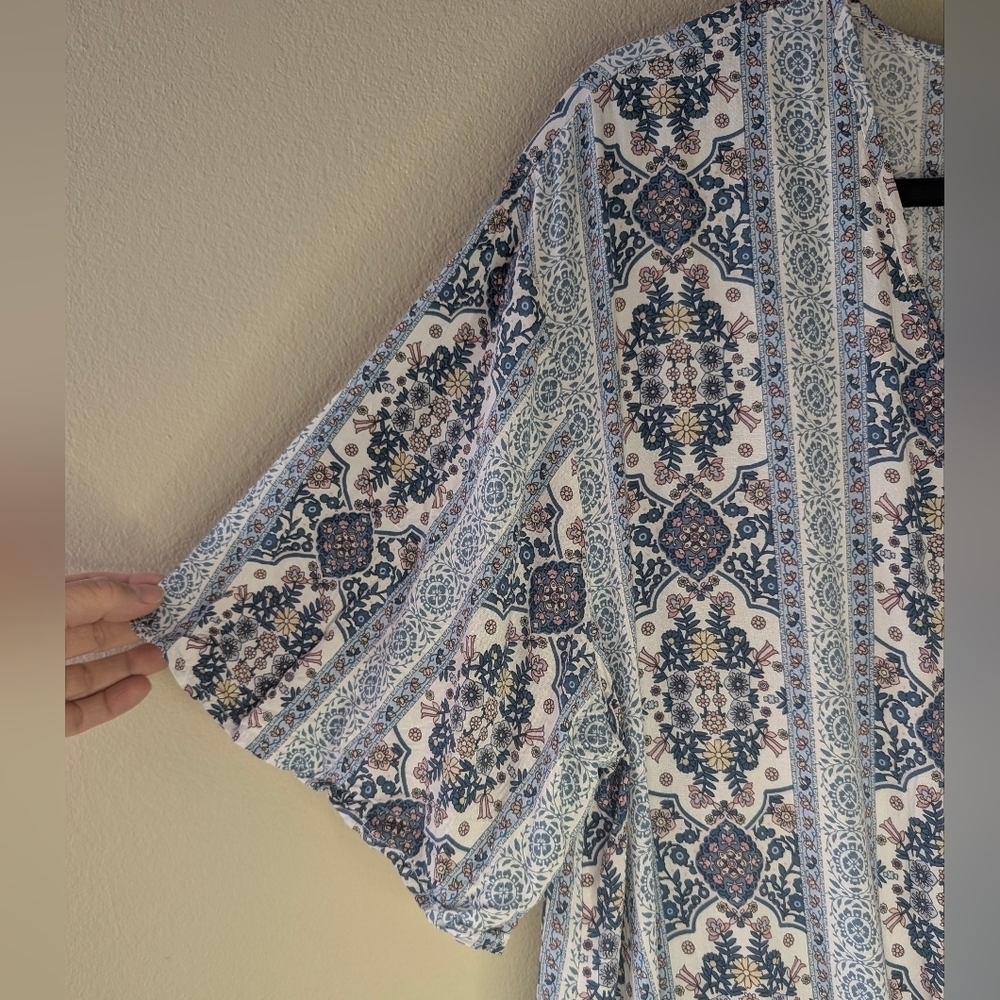 1010- Elegant Blue and White Patterned Women's Blouse Size XXL V-Neck - Picture 5 of 8